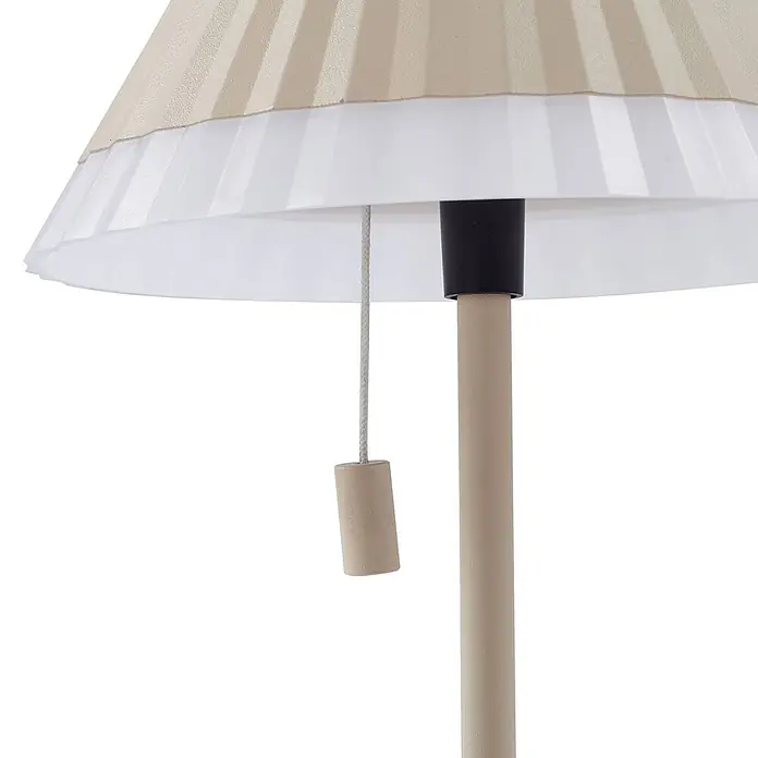 Lindby Tischleuchte Ilvi - L x B x H: 17,5 x 17,5 x 35 cm, creme / amber, creme / amber - Nahaufnahme einer Lampe mit plissiertem beige-weißem Schirm, beigem Ständer und Zugschnur mit hellem Holzknebel.