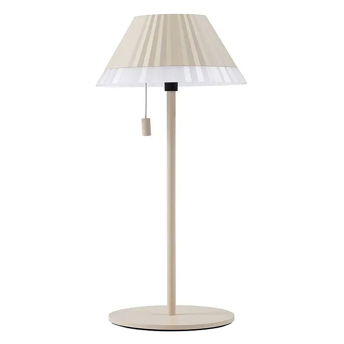Lindby Tischleuchte Ilvi - L x B x H: 17,5 x 17,5 x 35 cm, creme / amber, creme / amber - Beigefarbene plissierte Tischlampe mit weiß gestreiftem unteren Schirm, hellem Holzstiel, schwarzem Verbinder, rundem Fuß und Holzzugkette.