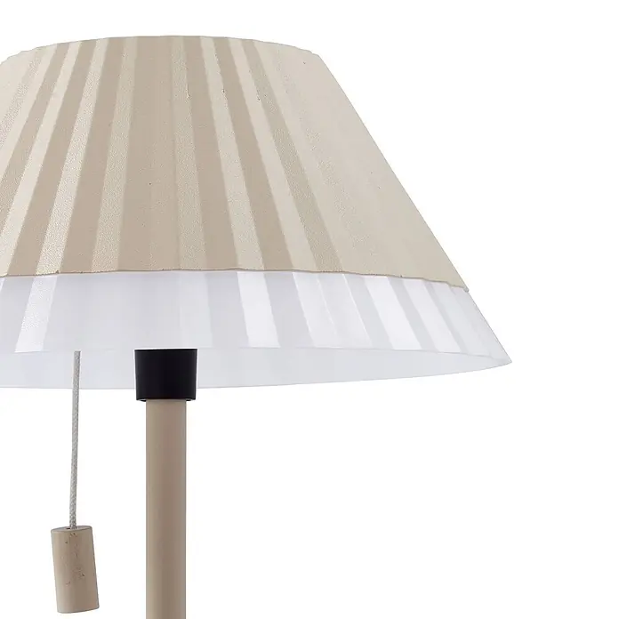Lindby Tischleuchte Ilvi - L x B x H: 17,5 x 17,5 x 35 cm, creme / amber, creme / amber - Nahaufnahme einer Lampe mit zweistufigem, plissiertem Schirm in Beige und Weiß, mit beigem Ständer und Zugband mit Holzzug.