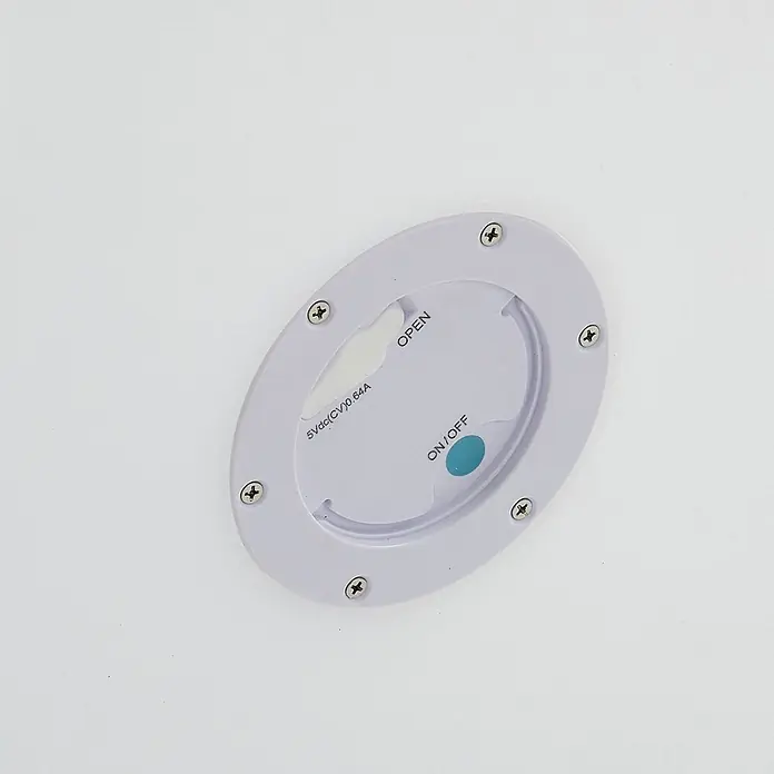 Lindby Tischleuchte Cubara - weiß / opal - Weißes ovales Bedienfeld mit sechs Schrauben, blauem ON/OFF-Knopf und Beschriftungen "OPEN" und "5Vdc(CV)0.64A".