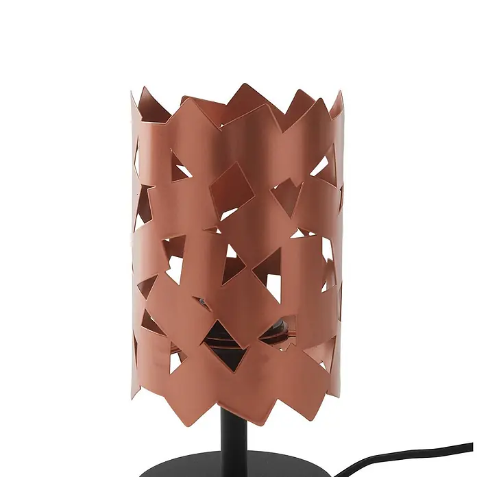 Lucande Tischleuchte Aeloria - L x B x H: 12 x 12 x 25 cm, kupfer, E27 - Kupferfarbene Metall-Tischleuchte mit geometrischen Aussparungen und gezackten Rändern, auf schwarzem Sockel.