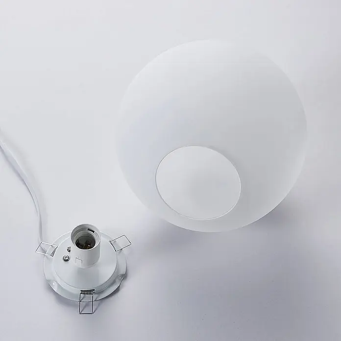 Lindby Tischleuchte Marike - L x B x H: 25 x 25 x 24,5 cm, weiß / opal, E27 - Weiße satinierte Glaskugel-Lampenschirm und versenkte E27-Fassung mit Federklammern.