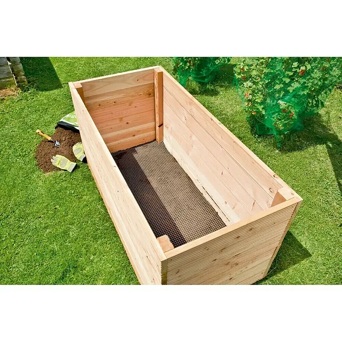 Gardol Hochbeetgitter - 2,1 x 1,1 m - Ein rechteckiges Hochbeet aus hellem Holz mit Drahtgitter im Inneren steht auf grünem Rasen.
