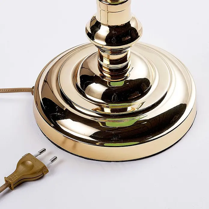 Lindby Tischleuchte Milenka - L x B x H: 22,5 x 25,8 x 39 cm, messing / gold, grün, E27 - Nahaufnahme eines glänzenden goldenen Lampenfußes mit getrenntem Netzkabel und Stecker.