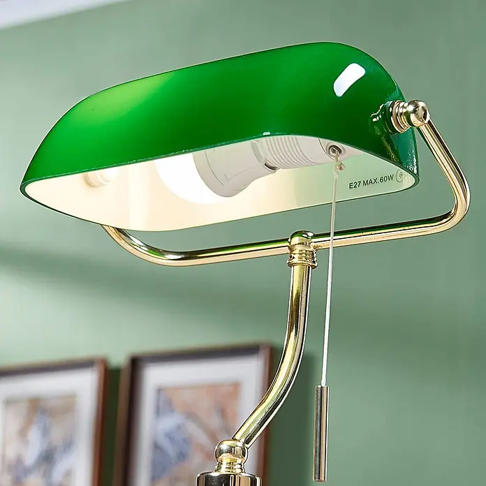 Lindby Tischleuchte Milenka - L x B x H: 22,5 x 25,8 x 39 cm, messing / gold, grün, E27 - Grüne Bankerlampe mit glänzendem Schirm und poliertem messingfarbenem Ständer, mit sichtbarer Glühbirne und Zugschnurschalter.