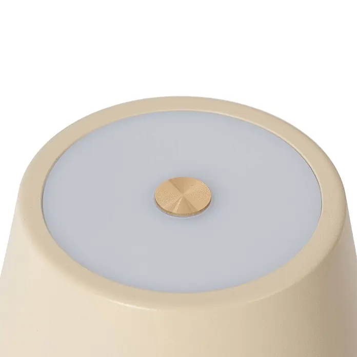 Lindby Tischleuchte Janea - creme / amber, creme / amber - Cremefarbener Lampensockel mit lichtdurchlässiger Oberseite und goldenem, strukturiertem Bedienknopf in der Mitte.