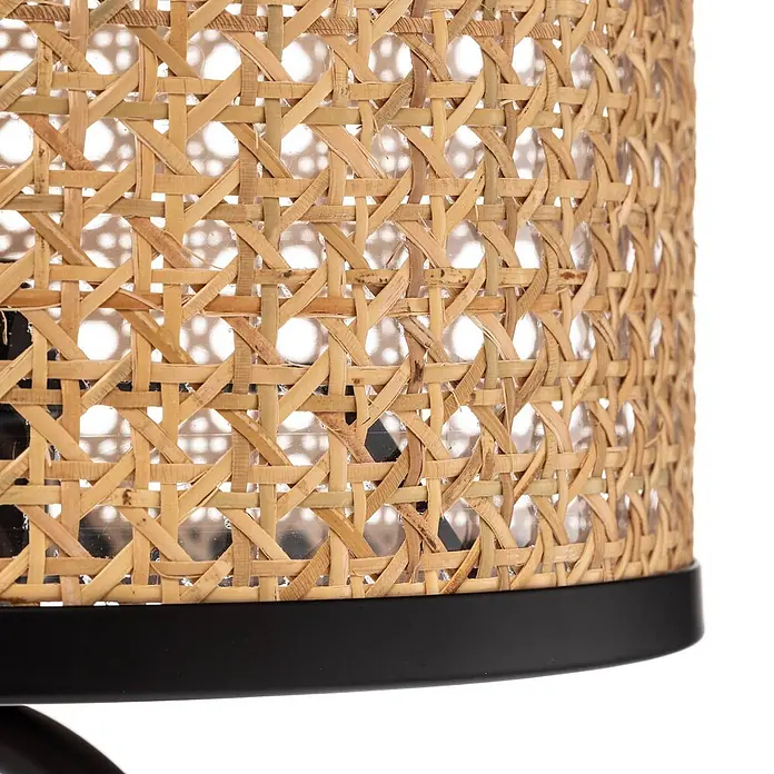 Lindby Tischleuchte Yaelle - Holz hell, E27 - Nahaufnahme von natürlichem Rattan-Geflecht mit schwarzem Metallsockel.