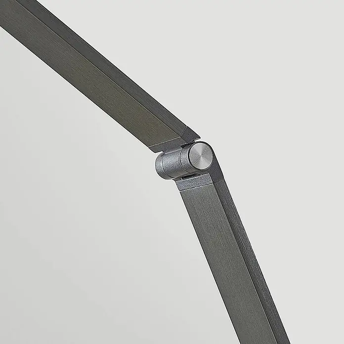 Lucande Tischleuchte Mion - L x B x H: 36,5 x 12 x 41 cm, alu / grau / zink, alu / grau / zink - Dunkelgrauer, texturierter verstellbarer Arm, verbunden durch ein silbergraues Gelenk mit einem runden Knopf.