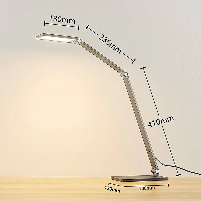 Lucande Tischleuchte Mion - L x B x H: 36,5 x 12 x 41 cm, alu / grau / zink, alu / grau / zink - Verstellbare graue LED-Schreibtischlampe auf einem Holzschreibtisch, Maße sichtbar.