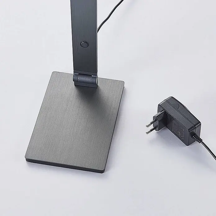 Lucande Tischleuchte Mion - L x B x H: 36,5 x 12 x 41 cm, alu / grau / zink, alu / grau / zink - Dunkelgrauer Schreibtischlampenfuß aus gebürstetem Metall mit schwarzem Netzteil.