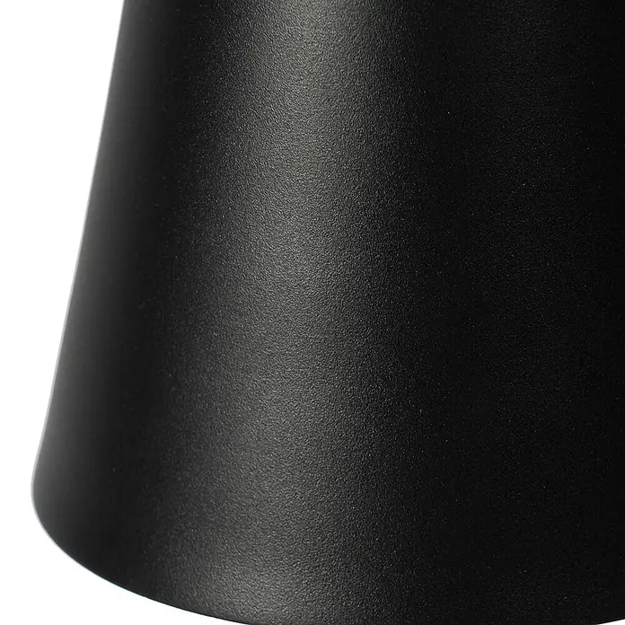 Lindby Tischleuchte Janea - L x B x H: 11,4 x 11,4 x 25 cm, schwarz, schwarz - Mattes, schwarzes, texturiertes kegelförmiges Objekt. Seine körnige, nicht reflektierende Oberfläche bietet eine minimalistische, aber taktile Ästhetik.
