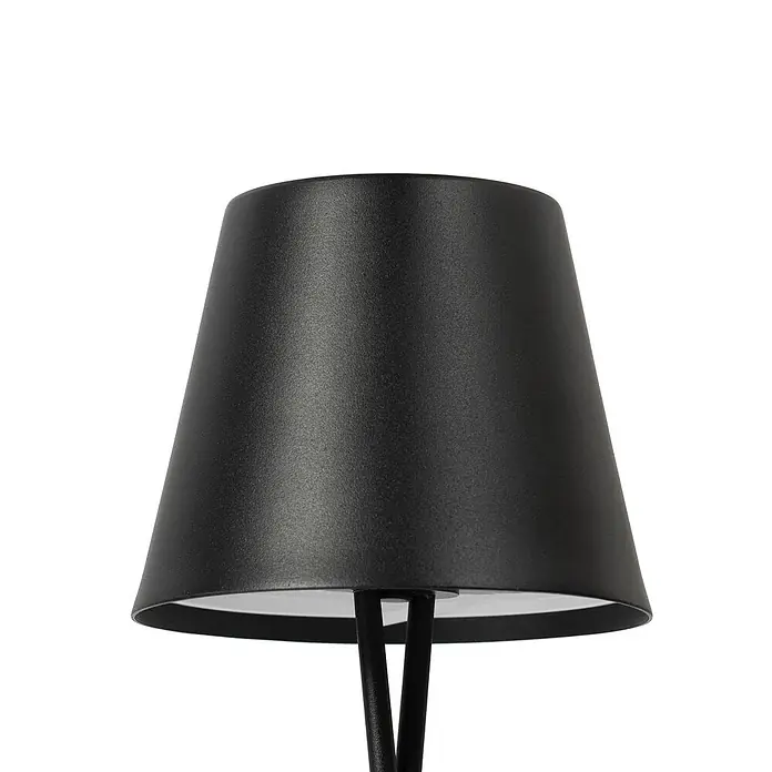 Lindby Tischleuchte Janea - L x B x H: 11,4 x 11,4 x 25 cm, schwarz, schwarz - Schwarzer konischer Lampenschirm mit strukturierter Oberfläche, der die weiße Innenseite und den schwarzen Ständer zeigt.