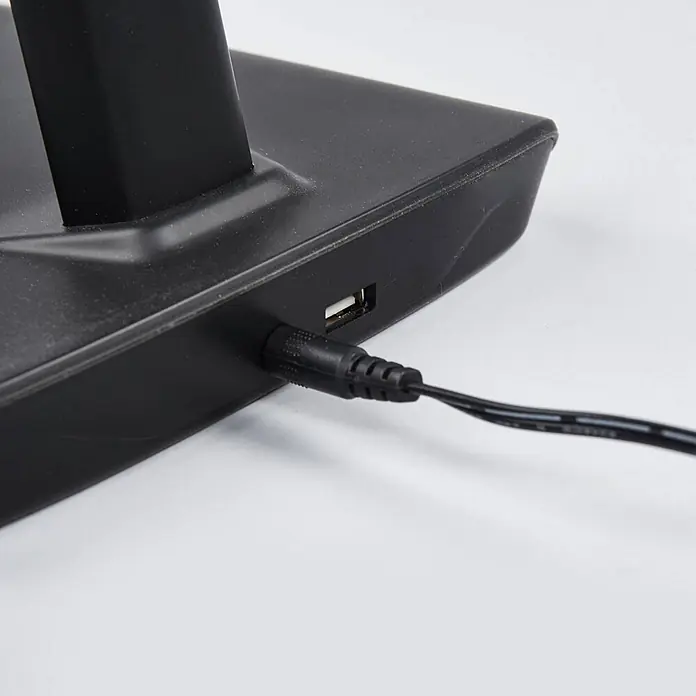 Lindby Tischleuchte Kuno - L x B x H: 37,6 x 15,8 x 46 cm, schwarz, schwarz - Schwarzer Gerätesockel mit eingestecktem Stromkabel im DC-Eingang und sichtbarem USB-Anschluss.