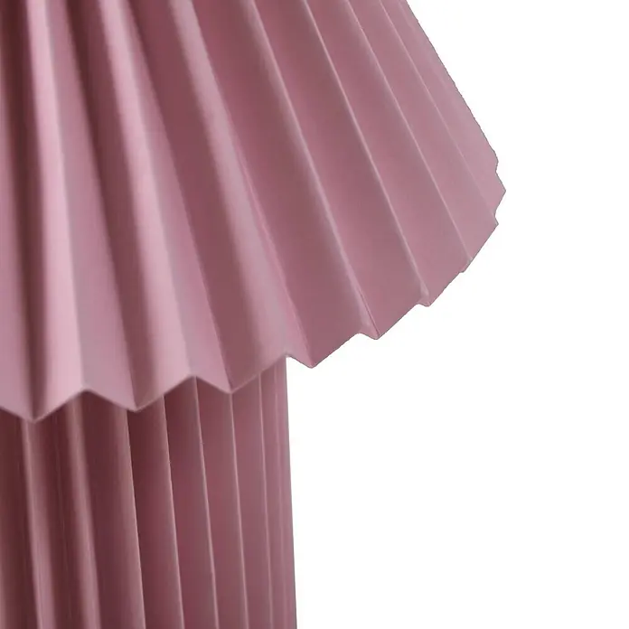 Lindby Tischleuchte Magali - L x B x H: 34 x 34 x 37 cm, violett / pink / rose, E14 - Nahaufnahme eines rosafarbenen plissierten Lampenschirms und seines passenden plissierten Fußes.