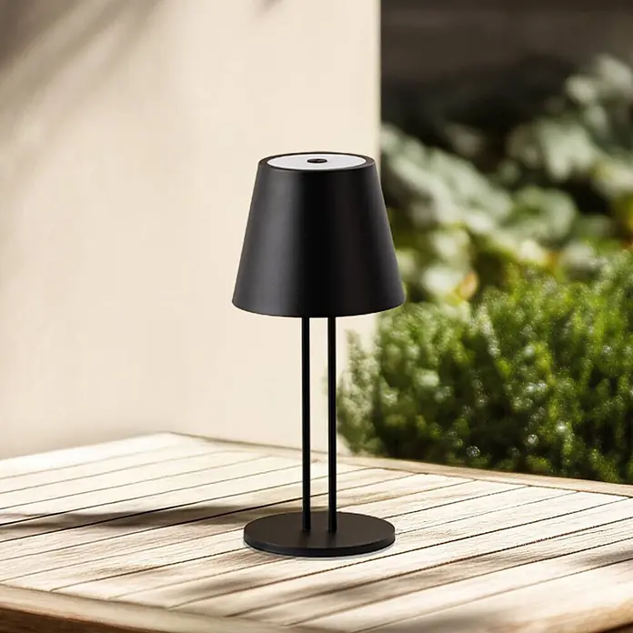 Lindby Tischleuchte Janea - L x B x H: 11,4 x 11,4 x 25 cm, schwarz, schwarz - Schwarze tragbare Tischlampe mit konischem Schirm auf einem hölzernen Gartentisch.