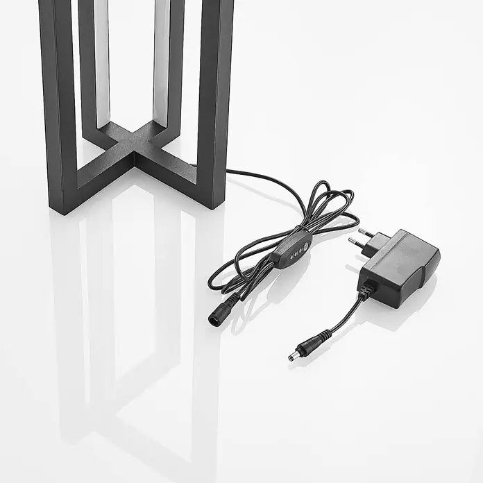 Lucande Tischleuchte Hylda - schwarz, schwarz - Schwarzer Lampenfuß mit Stromkabel, Inline-Schalter und Netzteil zum Anschluss.