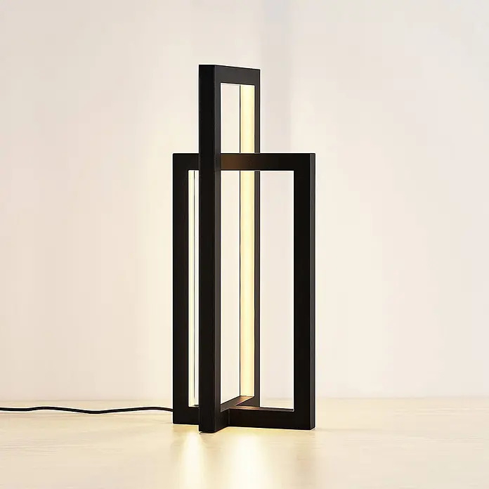 Lucande Tischleuchte Hylda - schwarz, schwarz - Eine moderne schwarze Tischleuchte mit rechteckigen Rahmen und integrierten LED-Lichtleisten, die warmes Licht spendet.