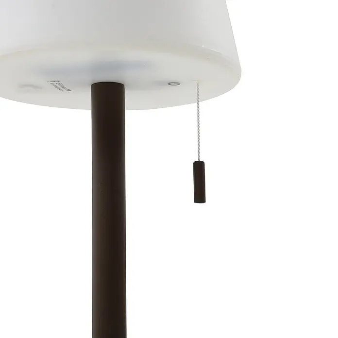 Lindby Tischleuchte Azalea - L x B x H: 16,5 x 16,5 x 45 cm, braun / rost - Nahaufnahme einer Lampe mit weißem mattiertem Schirm, dunkelbraunem Stab und passender Zugschnur.