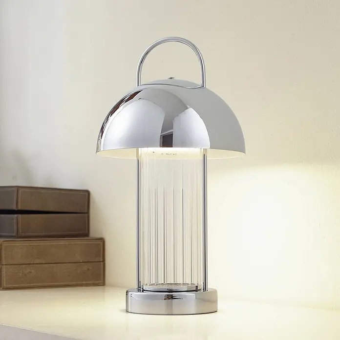 Lindby Tischleuchte Mareli - klar / transparent, chrom / silber - Verchromte Tischlampe mit geriffelter Glassäule und Griff, strahlt warmes Licht aus.