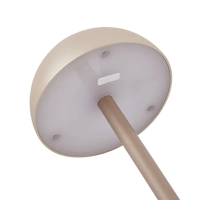Lindby Tischleuchte Pippin - messing / gold, messing / gold - Unterseite eines beigefarbenen/goldfarbenen Metalllampenkopfs mit Stiel und weißem USB-A-Anschluss.