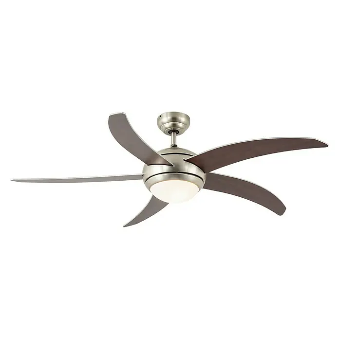 Arte confort Ventilador de techo Tahiti - Roble, 132 cm, 65 W - Primer plano de un moderno ventilador de techo con cinco aspas y una luz integrada, ideal para una iluminación elegante.