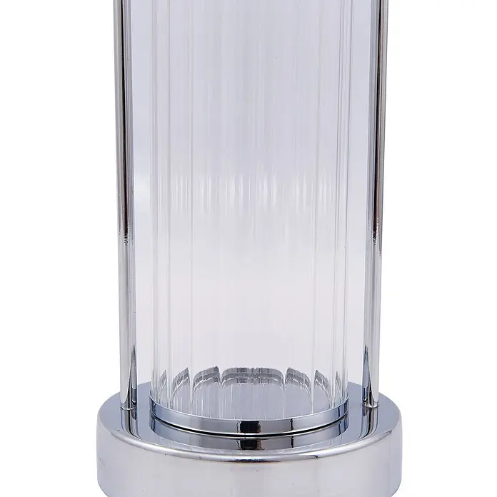 Lindby Tischleuchte Mareli - klar / transparent, chrom / silber - Klarer geriffelter Zylinder mit Chromfuß und vertikalen Stangen, Teil einer Leuchte oder Dekoration.