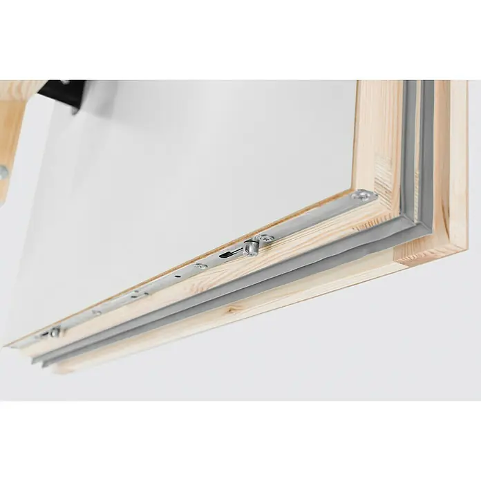 Bodentreppe Polar Plus - 120 x 70 cm, Wärmedämmung: 0,36 W/(m²K) - Detailaufnahme eines Holzfensters mit Metallbeschlägen und grauer Dichtung, das die Konstruktion und Verarbeitung hervorhebt.