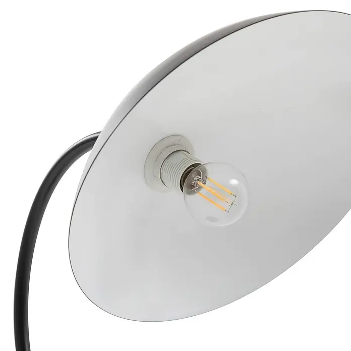 Lucande Tischleuchte Arvadon - L x B x H: 33 x 25 x 42,75 cm, schwarz, schwarz, E14 - Nahaufnahme einer Lampe mit weißem Metallschirm und klarer LED-Glühbirne, befestigt an einem schwarzen gebogenen Arm.