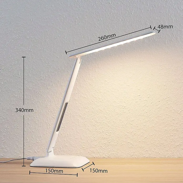 Lindby Tischleuchte Ludmilla - L x B x H: 26 x 15 x 34 cm, weiß / opal, weiß / opal - Weiße LED-Schreibtischlampe mit verstellbarem Arm, rechteckigem Kopf (260x48mm) und 150x150mm Sockel. Höhe 340mm, auf Holztisch.