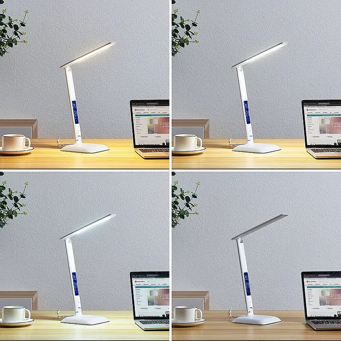 Lindby Tischleuchte Ludmilla - L x B x H: 26 x 15 x 34 cm, weiß / opal, weiß / opal - Weiße LED-Schreibtischlampe mit Digitalanzeige für Zeit und Temperatur auf einem Holztisch, in verschiedenen Lichteinstellungen dargestellt.