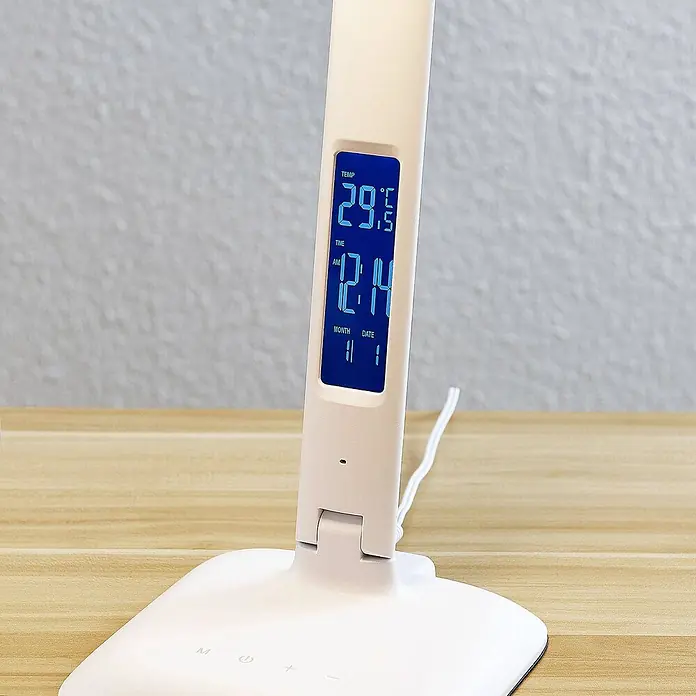 Lindby Tischleuchte Ludmilla - L x B x H: 26 x 15 x 34 cm, weiß / opal, weiß / opal - Weiße Kunststoff-Schreibtischlampe mit Digitalanzeige für Temperatur, Uhrzeit und Datum auf einem Holzschreibtisch.