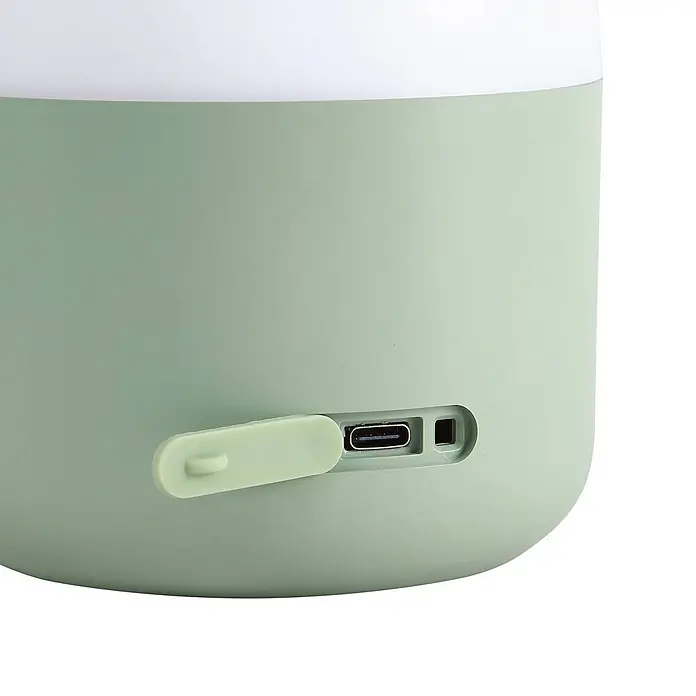 Lindby Tischleuchte Isaline - grün, weiß / opal - Hellgrünes Gerät mit geöffneter Schutzklappe und USB-C-Anschluss.