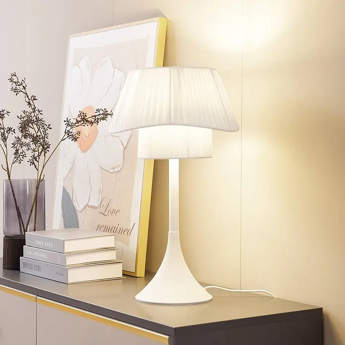 Lindby Tischleuchte Eryndor - L x B x H: 30 x 30 x 51,6 cm, weiß / opal, weiß / opal, E27 - Weiße Tischlampe mit plissiertem Schirm und ausgestelltem Fuß.