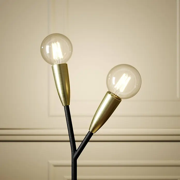Lucande Tischleuchte Carlea - L x B x H: 23 x 23 x 59 cm, schwarz, E27 - Schwarze und messingfarbene Lampe mit zwei leuchtenden Klarglasbirnen.