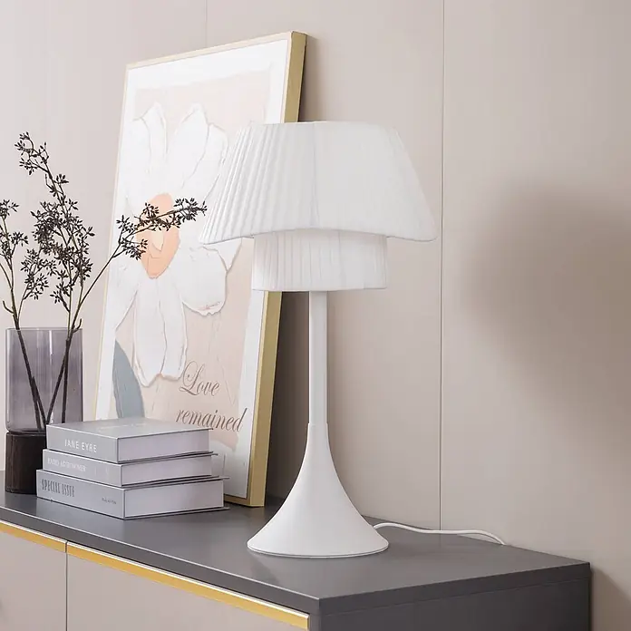 Lindby Tischleuchte Eryndor - L x B x H: 30 x 30 x 51,6 cm, weiß / opal, weiß / opal, E27 - Weiße Tischlampe mit plissiertem, gestuftem Schirm auf einem grauen Konsolentisch.