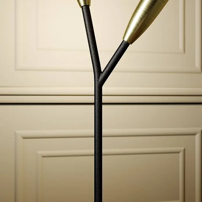 Lucande Tischleuchte Carlea - L x B x H: 23 x 23 x 59 cm, schwarz, E27 - Detail einer Lampe mit schwarzem Y-förmigem Stiel und zwei konischen Messingschirmen.