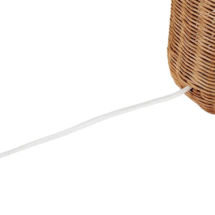 Lindby Tischleuchte Lirenda - L x B x H: 35 x 35 x 52 cm, Holz hell, weiß / opal, E27 - Weißes geflochtenes Kabel, das aus einer braunen Korblampe ragt.