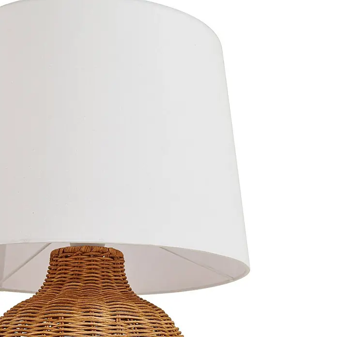 Lindby Tischleuchte Lirenda - L x B x H: 35 x 35 x 52 cm, Holz hell, weiß / opal, E27 - Nahaufnahme einer Lampe mit weißem Stoffschirm und geflochtenem Rattansockel in Natur.