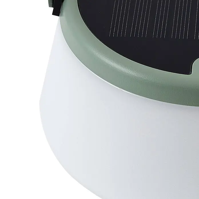 Lindby Tischleuchte Mikkel - L x B x H: 14,2 x 14,2 x 7,2 cm, grün - Nahaufnahme einer weißen, gekrümmten Solarlampe mit salbeigrüner Oberseite und integriertem Solarpanel.