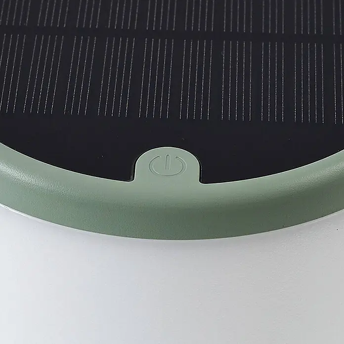 Lindby Tischleuchte Mikkel - L x B x H: 14,2 x 14,2 x 7,2 cm, grün - Nahaufnahme eines schwarzen Solarpanels mit salbeigrüner Umrandung und Einschaltknopf.