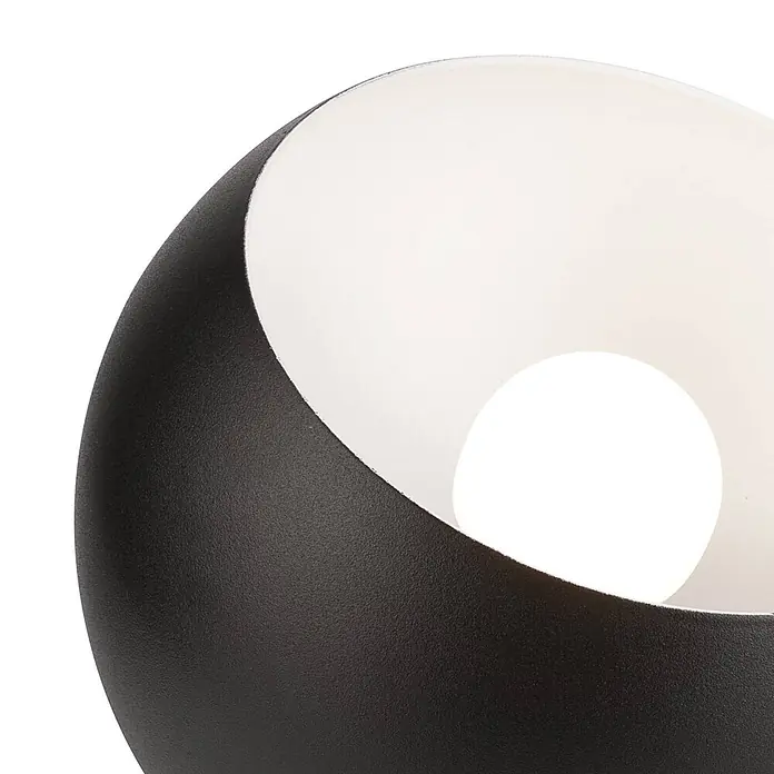 Envostar Tischleuchte Arvid - L x B x H: 17 x 17 x 19 cm, schwarz, E27 - Nahaufnahme einer modernen Leuchte mit mattschwarzer Außenseite und weißer Innenseite, die eine helle, kugelförmige Glühbirne zeigt.