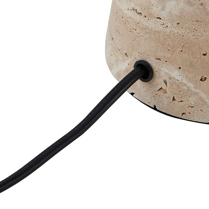 Lindby Tischleuchte Magritt - creme / amber, creme / amber, E27 - Schwarzes Stromkabel, das über eine schwarze Tülle in eine beigefarbene Natursteinbasis eintritt.
