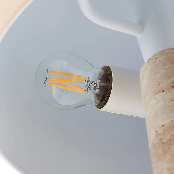 Lindby Tischleuchte Magritt - creme / amber, creme / amber, E27 - Klare LED-Glühfadenlampe in heller Fassung, Teil einer Leuchte mit weißem Arm und strukturierter Säule.