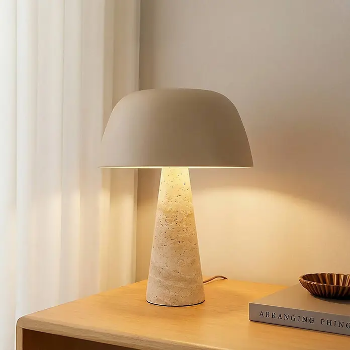 Lindby Tischleuchte Magritt - creme / amber, creme / amber, E27 - Pilzförmige Tischlampe mit mattbeigem Schirm und texturiertem Steinsockel auf Holztisch.