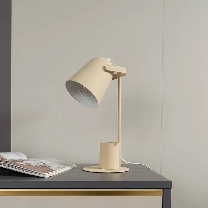 Lindby Tischleuchte Ilmar - L x B x H: 20 x 15 x 38 cm, creme / amber, creme / amber, E27 - Beige Tischleuchte mit konischem Schirm und integriertem Stiftehalter im Sockel, auf einem Schreibtisch neben einem Magazin.