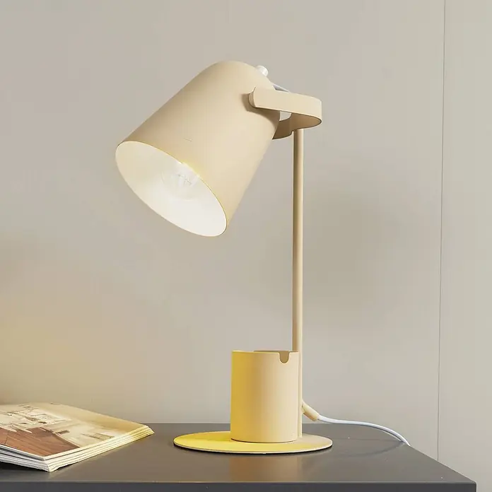 Lindby Tischleuchte Ilmar - L x B x H: 20 x 15 x 38 cm, creme / amber, creme / amber, E27 - Verstellbare beigefarbene Schreibtischlampe mit konischem Schirm und integriertem Stiftehalter, die einen Arbeitsbereich beleuchtet.