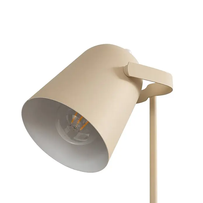 Lindby Tischleuchte Ilmar - L x B x H: 20 x 15 x 38 cm, creme / amber, creme / amber, E27 - Nahaufnahme eines hellbeigen, konischen Metalllampenkopfs mit sichtbarer Glühbirne, befestigt an einem passenden Stiel.