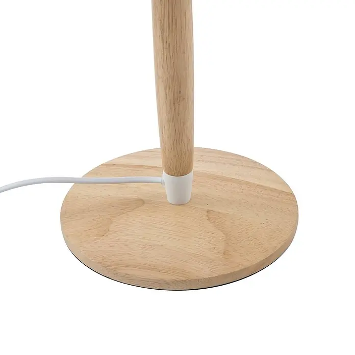 Lucande Tischleuchte Ellorin - L x B x H: 37 x 37 x 54 cm, Holz hell, weiß / opal, E27 - Nahaufnahme eines runden Lampenfußes aus hellem Holz mit Holzstange und weißem Stromkabel, das aus einem weißen Kunststoffverbinder kommt.