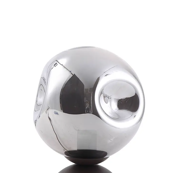 Lindby Tischleuchte Valentina - L x B x H: 25 x 25 x 30 cm, braun / rost, alu / grau / zink, E27 - Poliertes Chrom Freiform-Dekoobjekt auf dunklem Sockel.