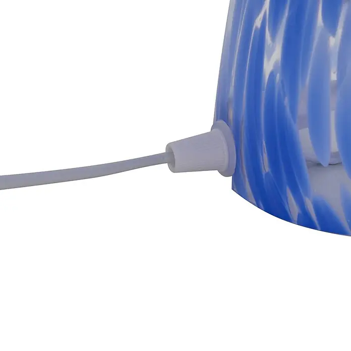 Lindby Tischleuchte Hubi - L x B x H: 22 x 22 x 28 cm, blau, blau, E27 - Blauer Glaslampenschirm mit weißem Wirbelmuster und grauem Kabelanschluss.